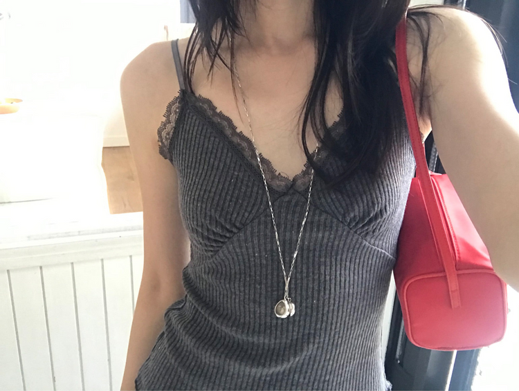 蕾絲邊胸線細節上衣