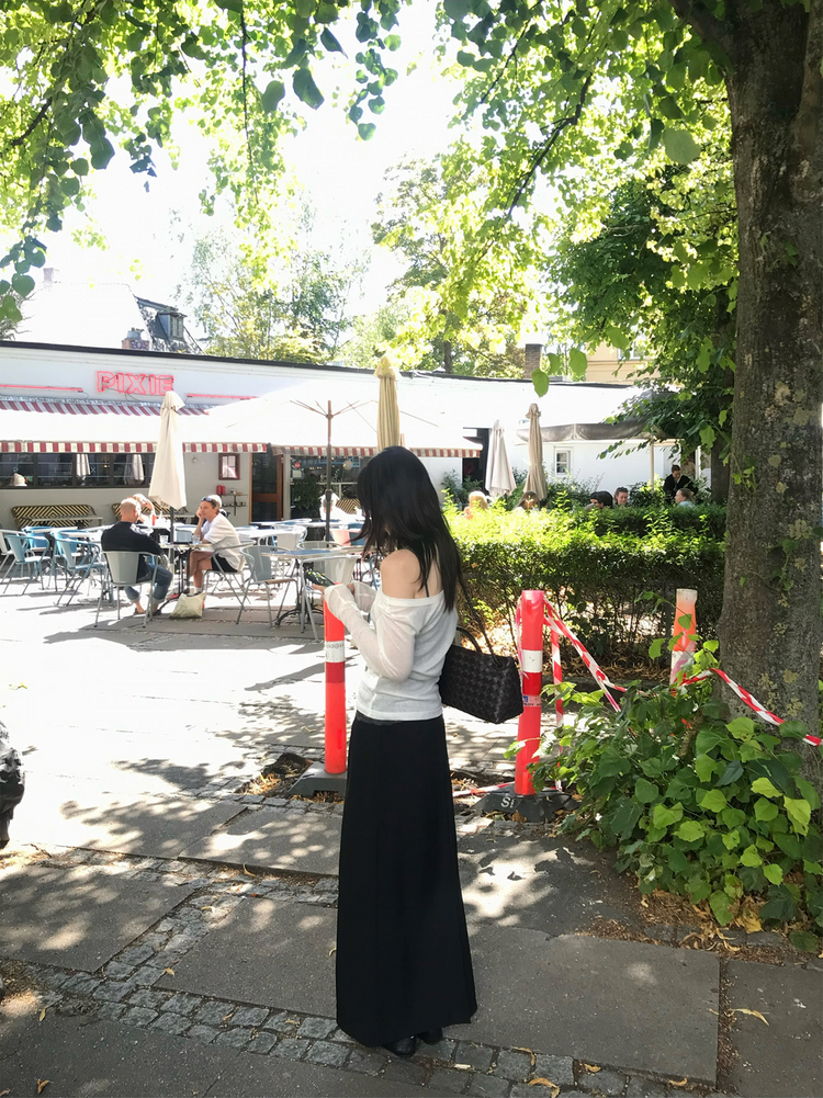 透膚大圓領修身上衣