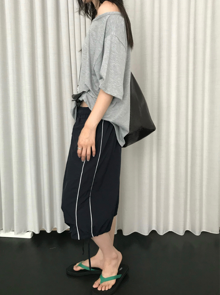 美色側露肩休閒上衣