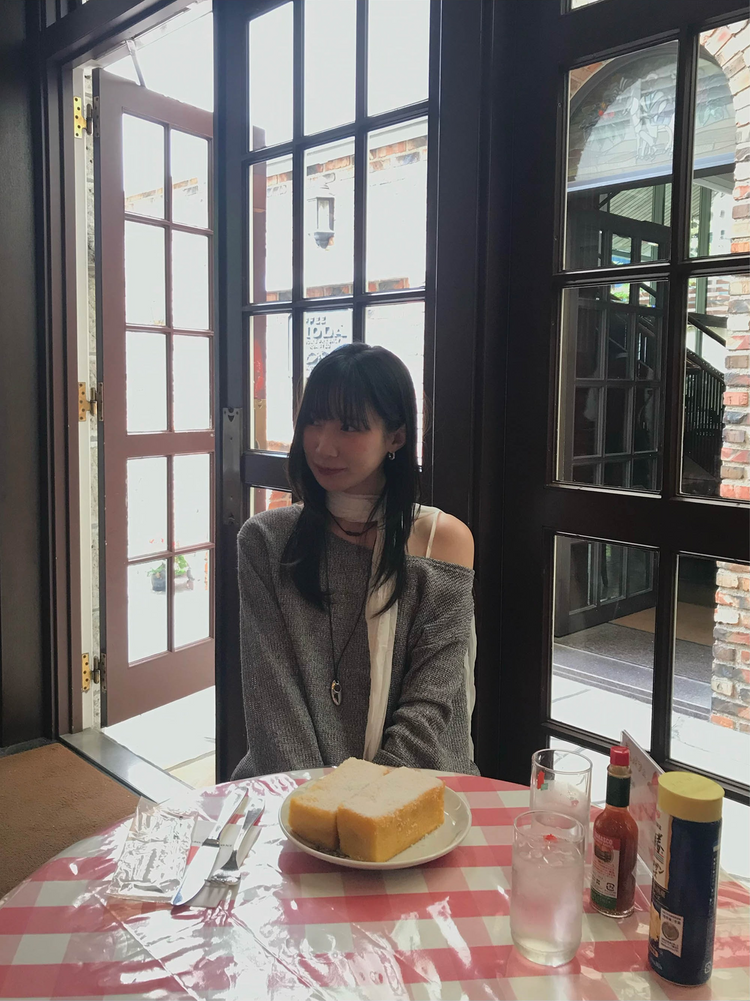 美肩透膚格紋混色針織上衣