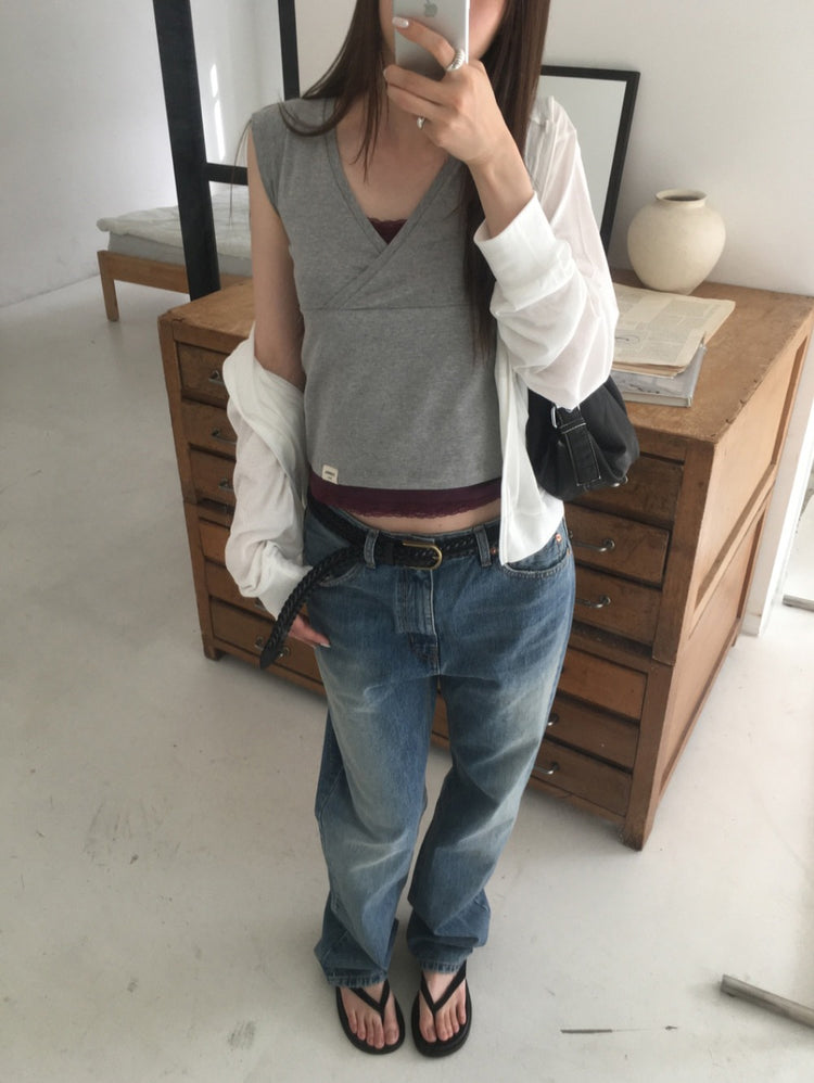交疊寬肩細節背心