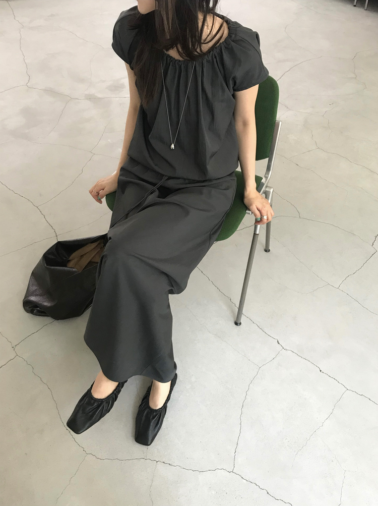 輕薄抓皺細節束腰上衣