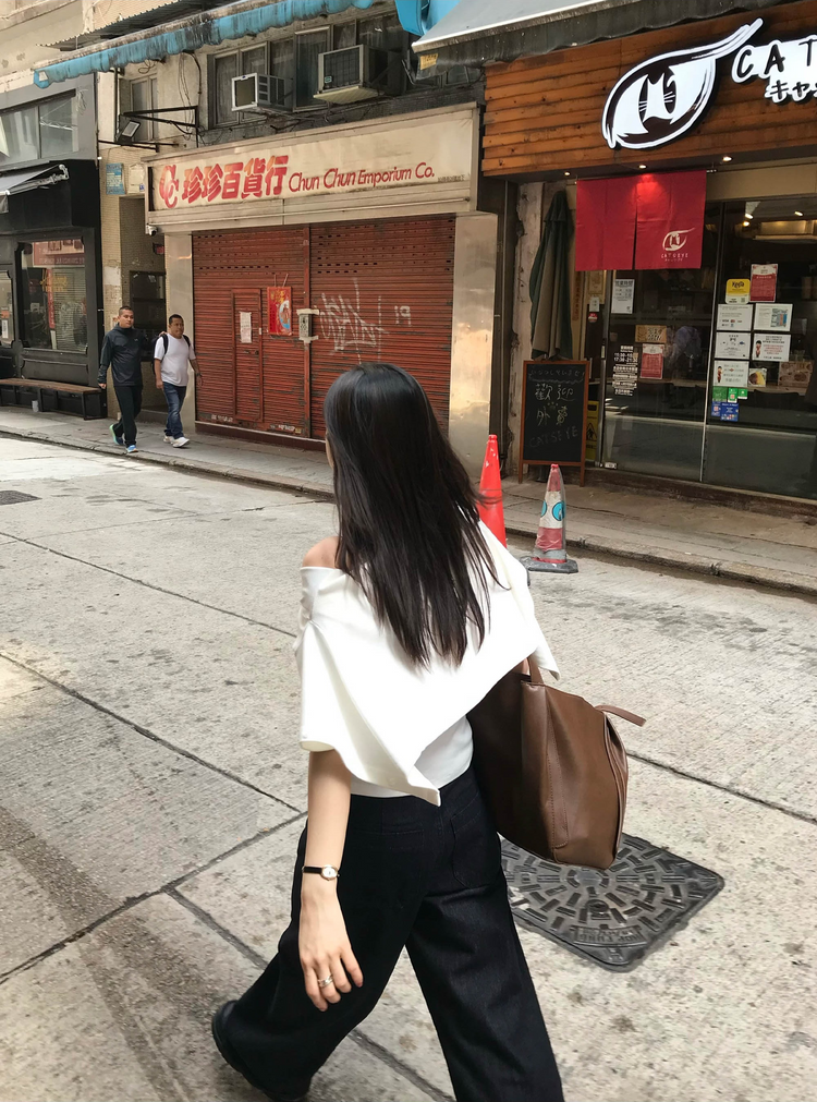 蕾絲邊胸線細節上衣