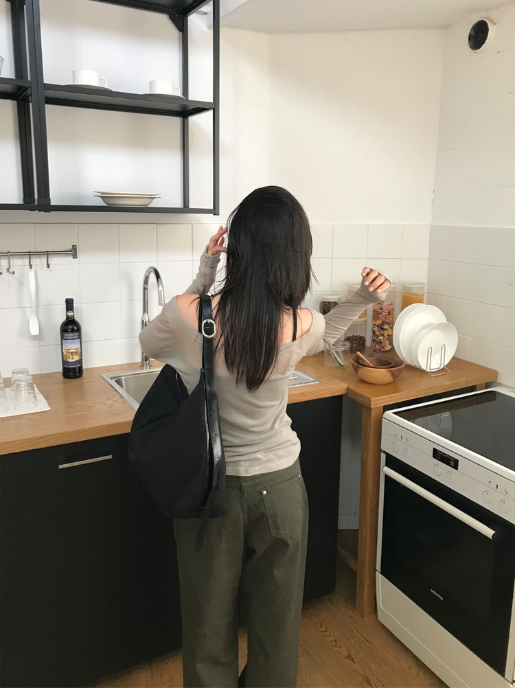 透膚大圓領修身上衣