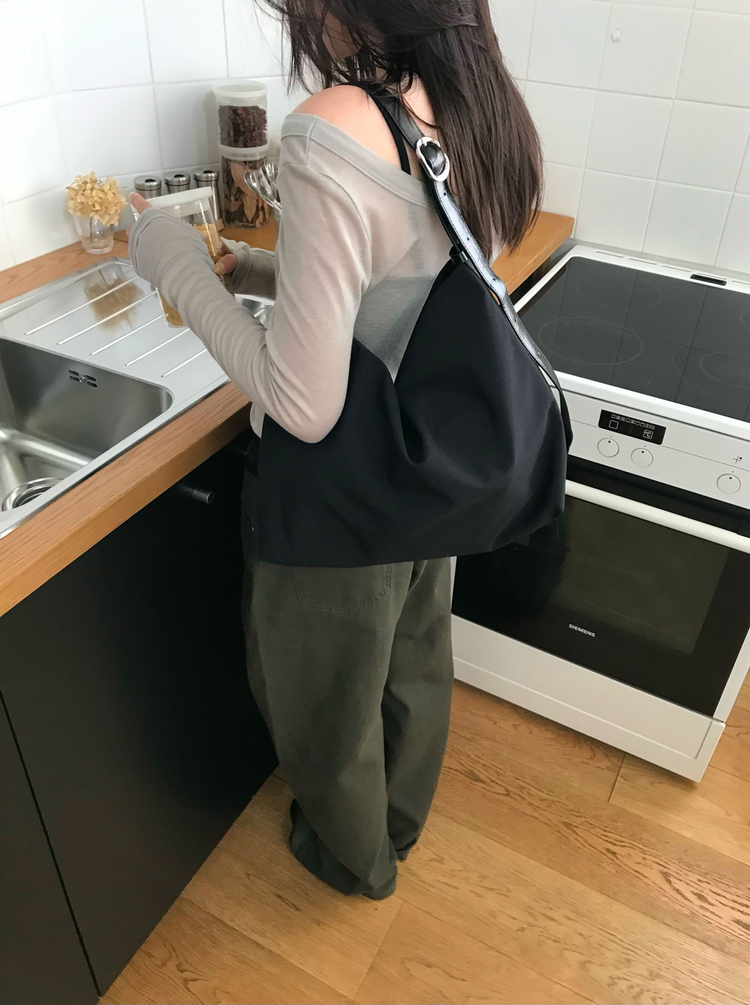 透膚大圓領修身上衣