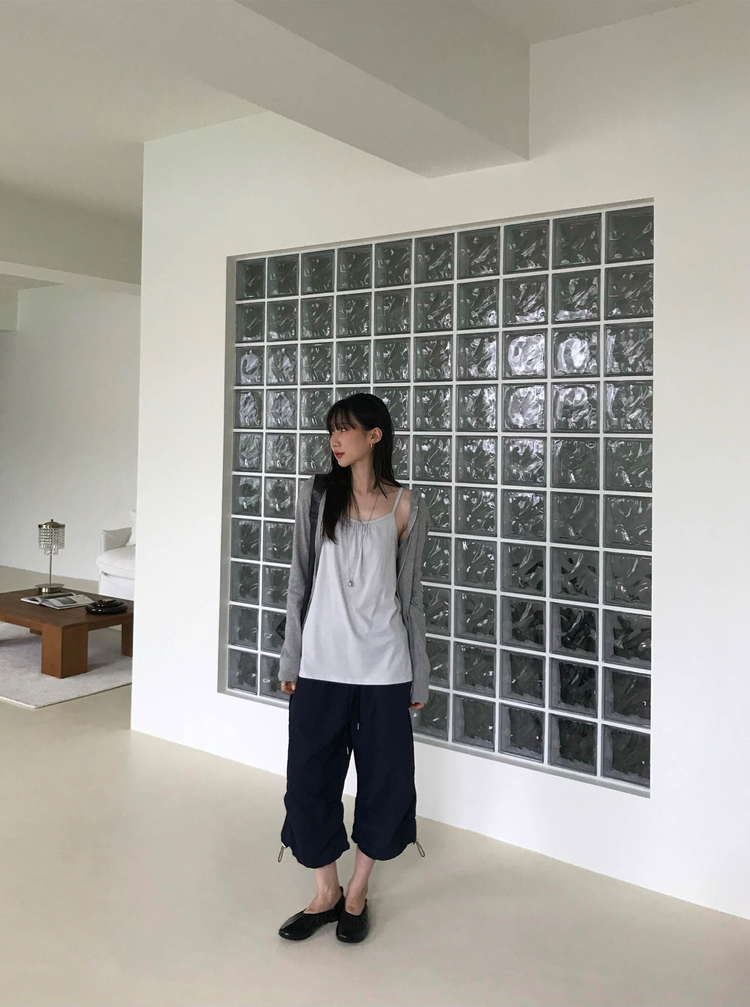 輕薄弧下擺連帽修身外套