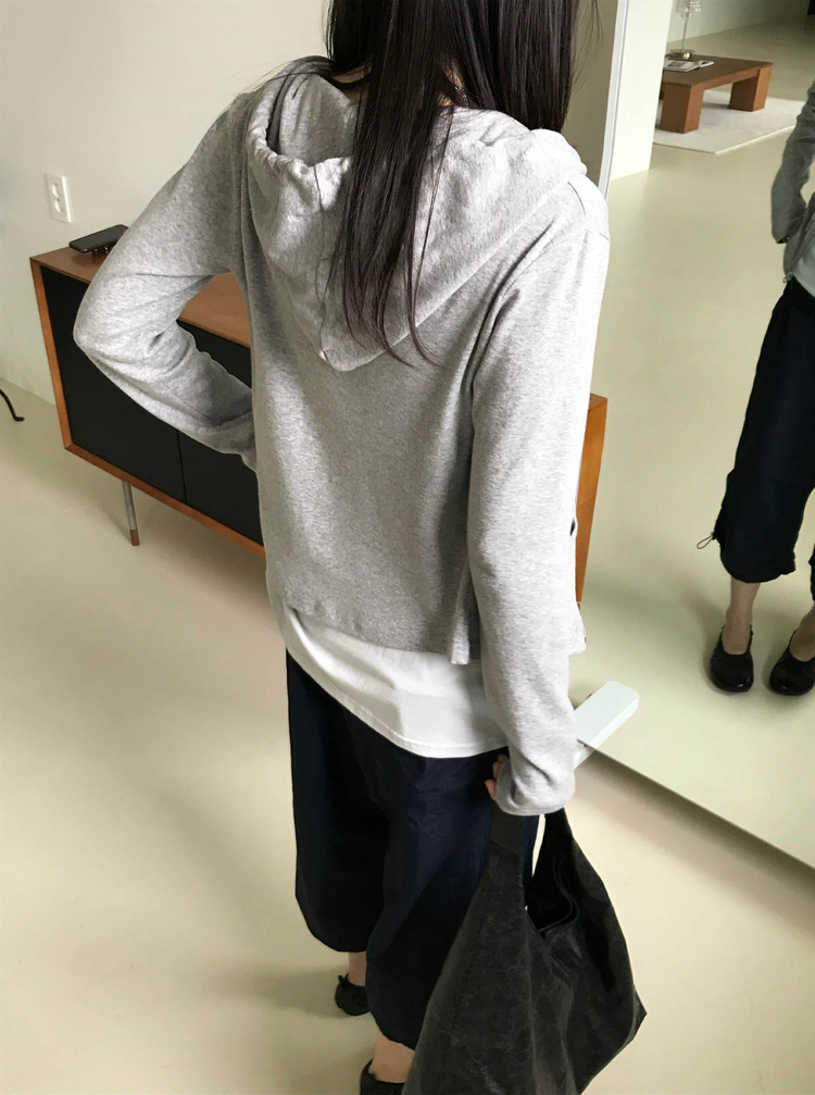 輕薄弧下擺連帽修身外套