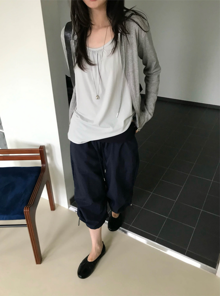 輕薄弧下擺連帽修身外套