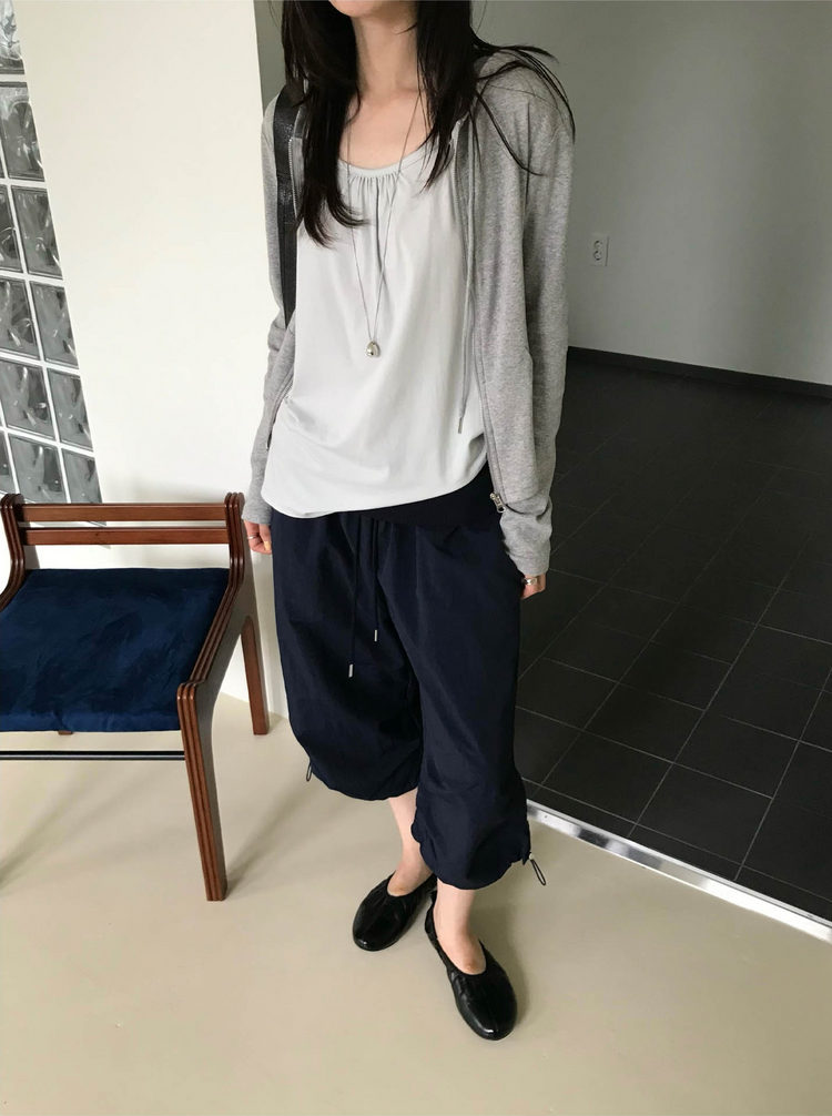 輕薄弧下擺連帽修身外套