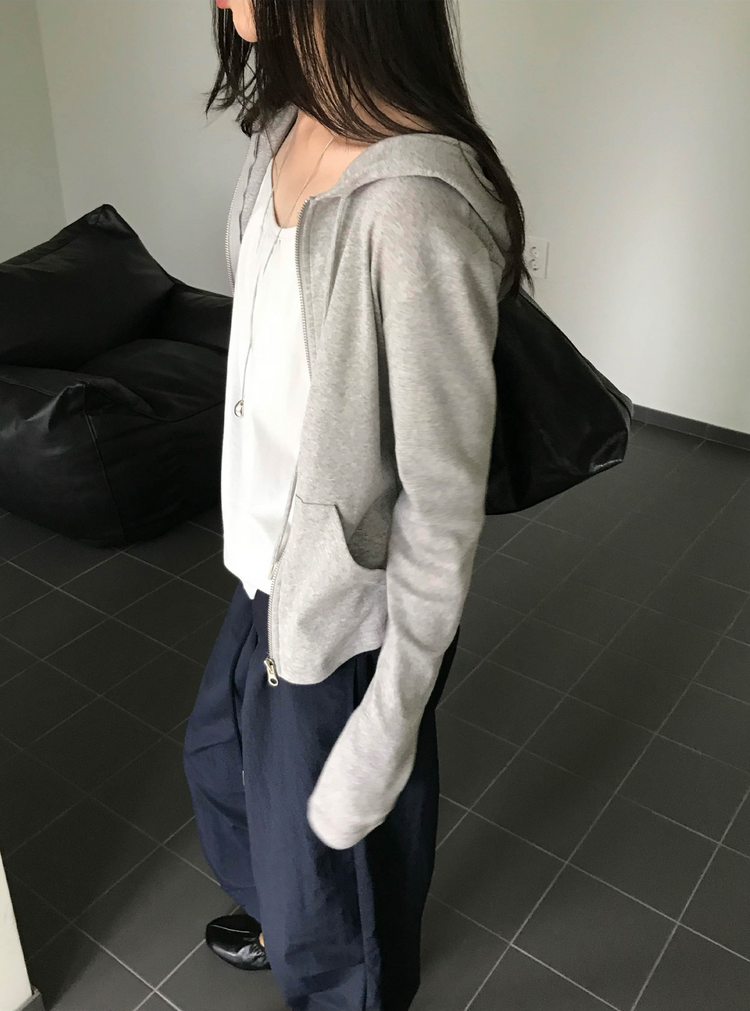 輕薄弧下擺連帽修身外套