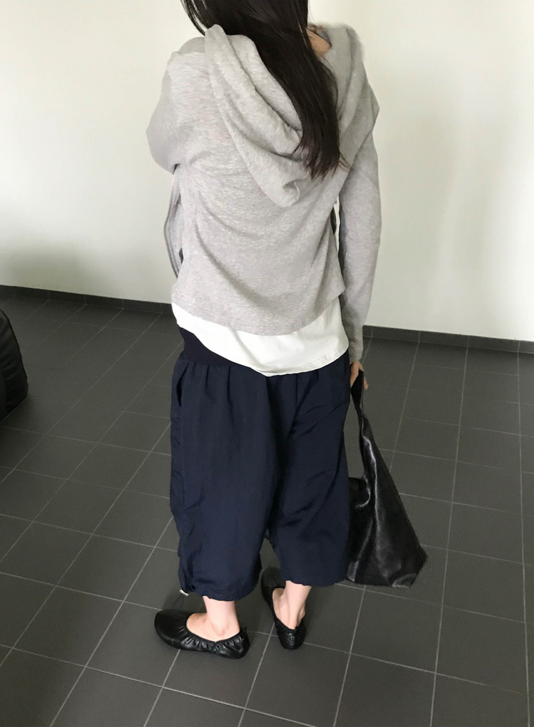 輕薄弧下擺連帽修身外套
