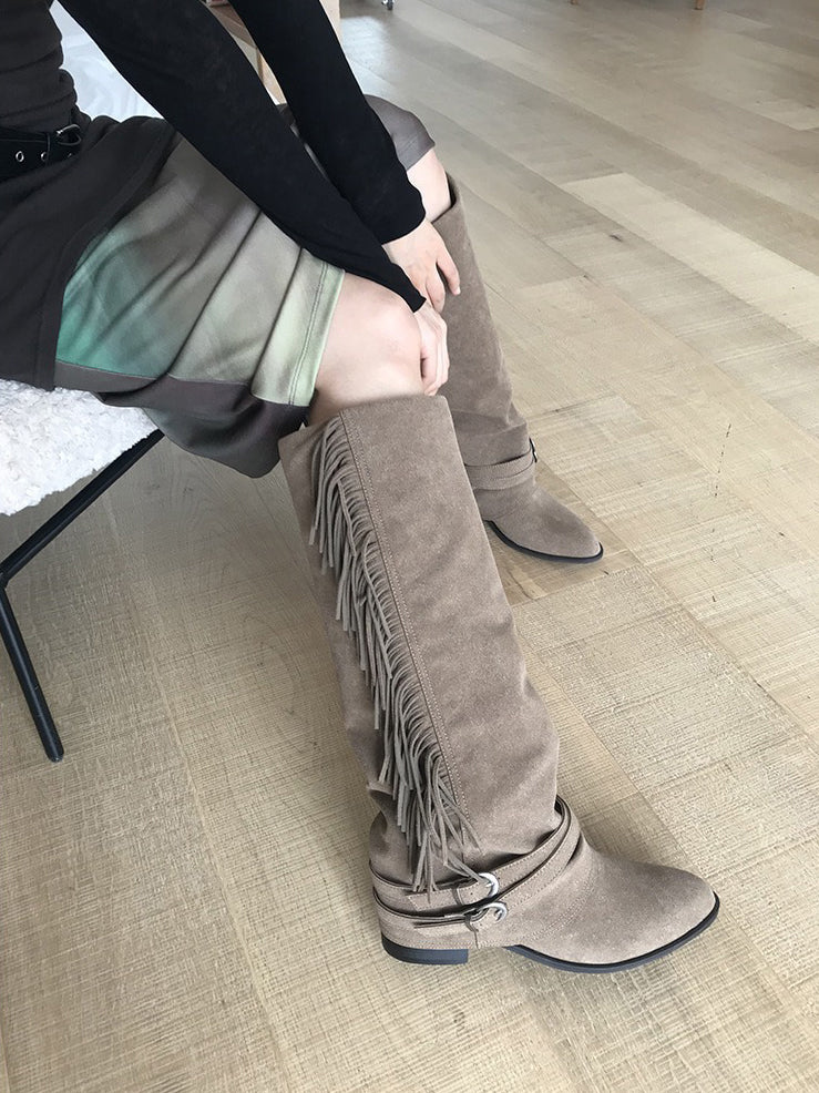 麂皮流蘇細節尖頭長靴