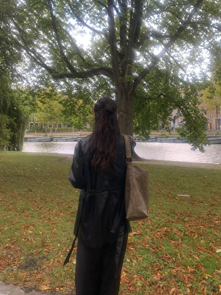 微透垂帶荷葉邊細節上衣