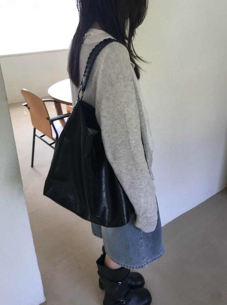 荷葉邊垂帶細節上衣