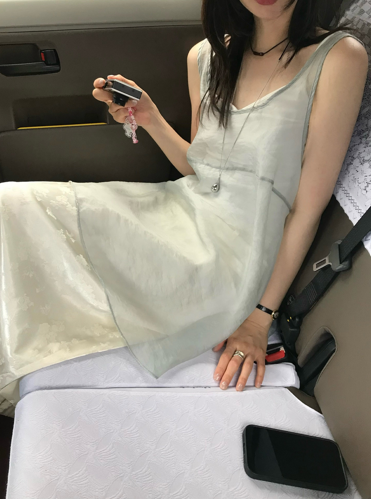 美色透膚壓線細節連身裙
