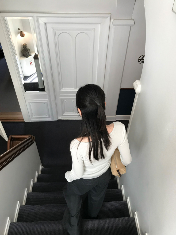 弧線V領細節修身上衣