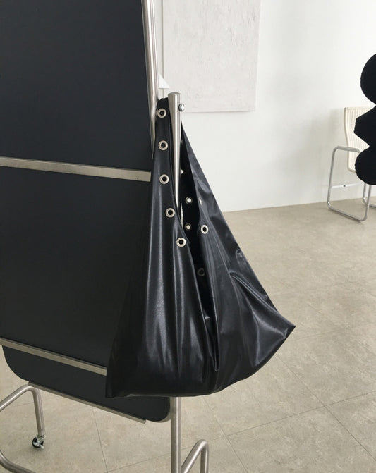 鉚釘扣細節hobo bag