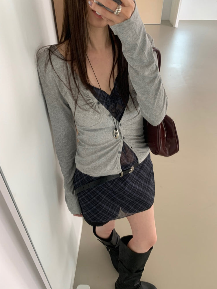 V領排鈕抓皺細節上衣