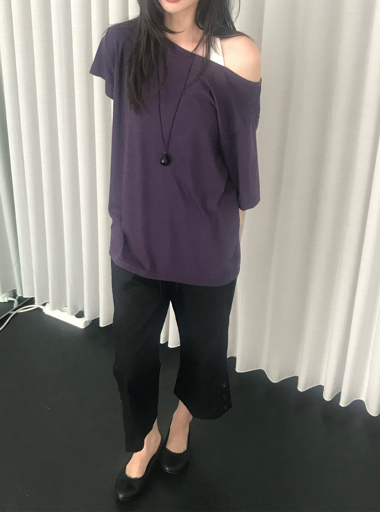 美色側露肩休閒上衣