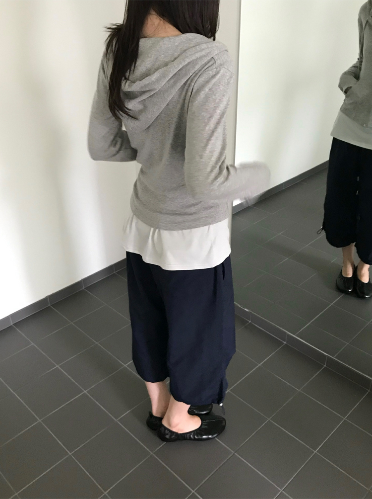 輕薄弧下擺連帽修身外套