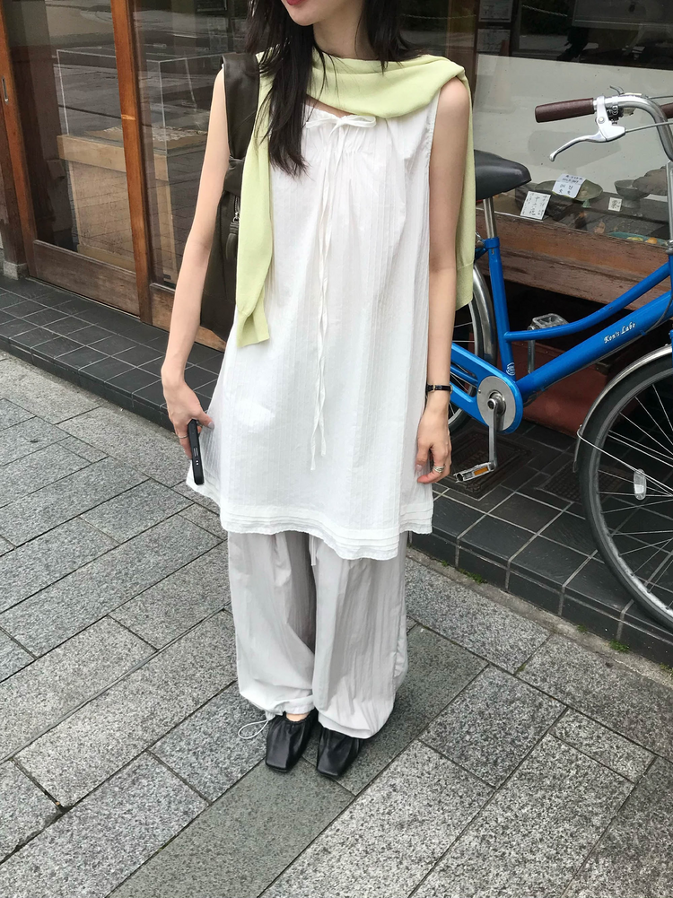 輕薄細腰頭抽身直褲