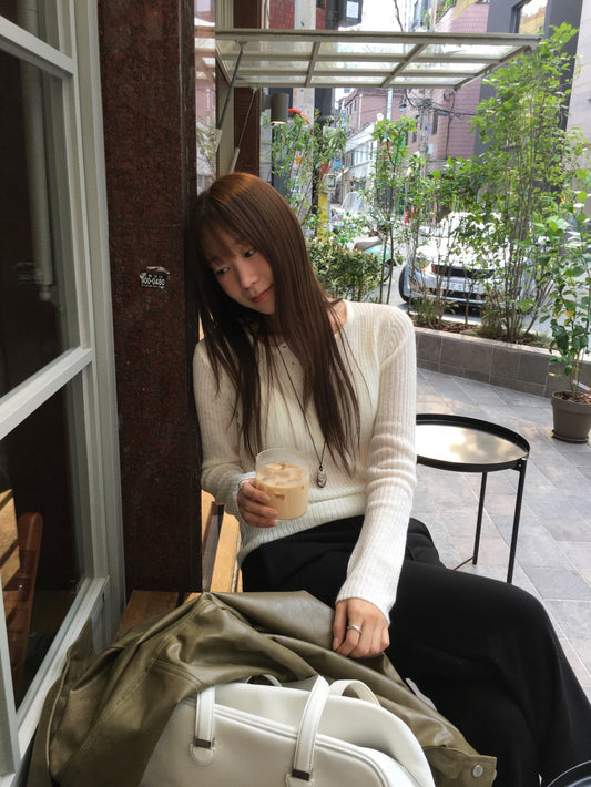 微透半扣鈕細節針織上衣