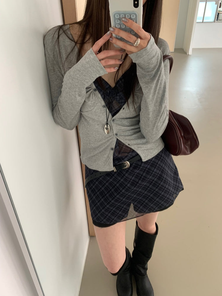 V領排鈕抓皺細節上衣