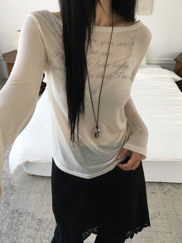 微透美鎖骨字母印花上衣