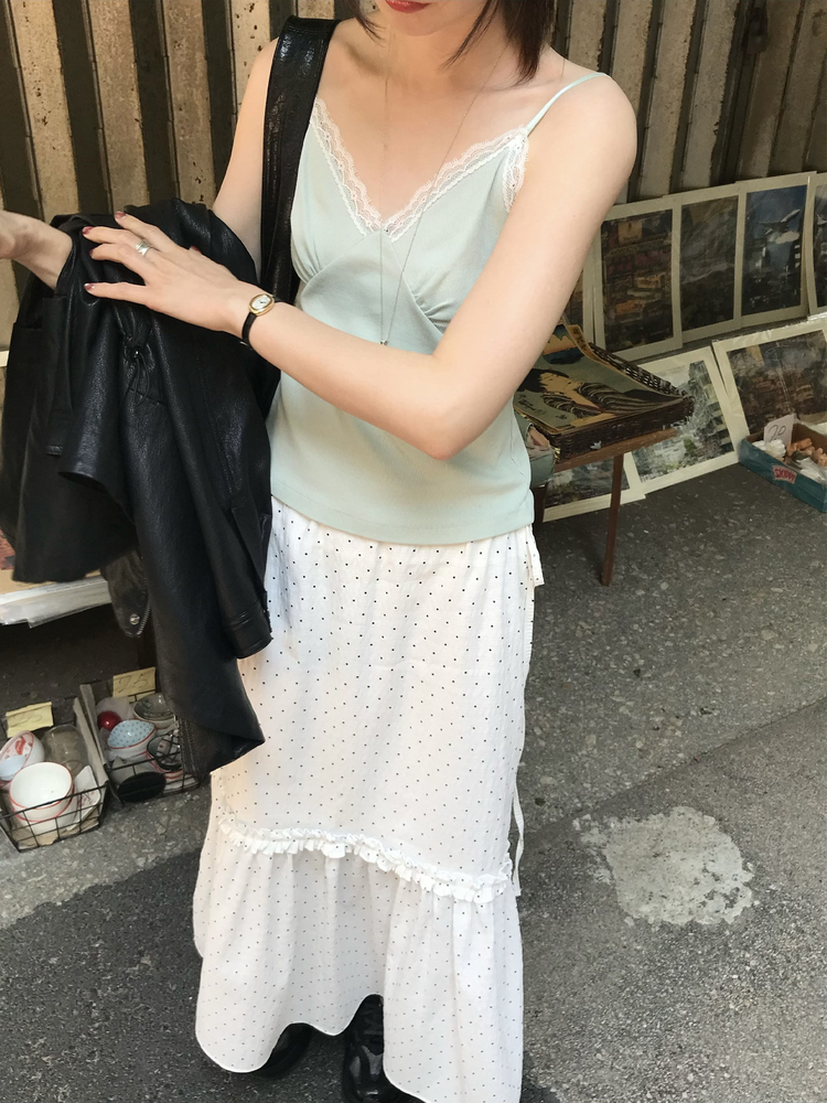 蕾絲邊胸線細節上衣