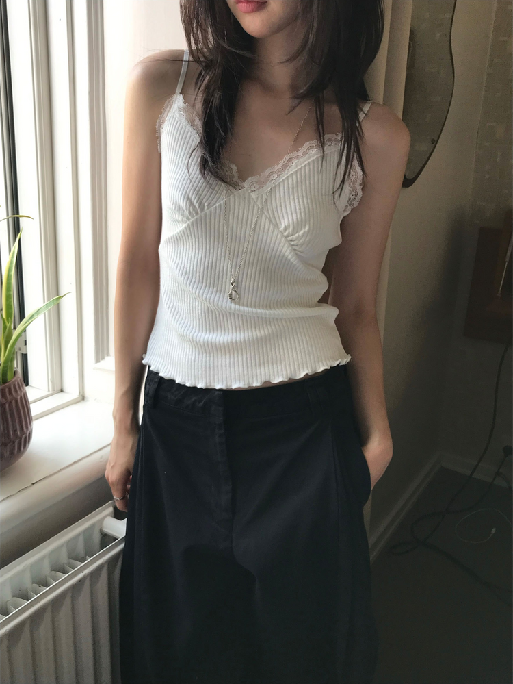 蕾絲邊胸線細節上衣