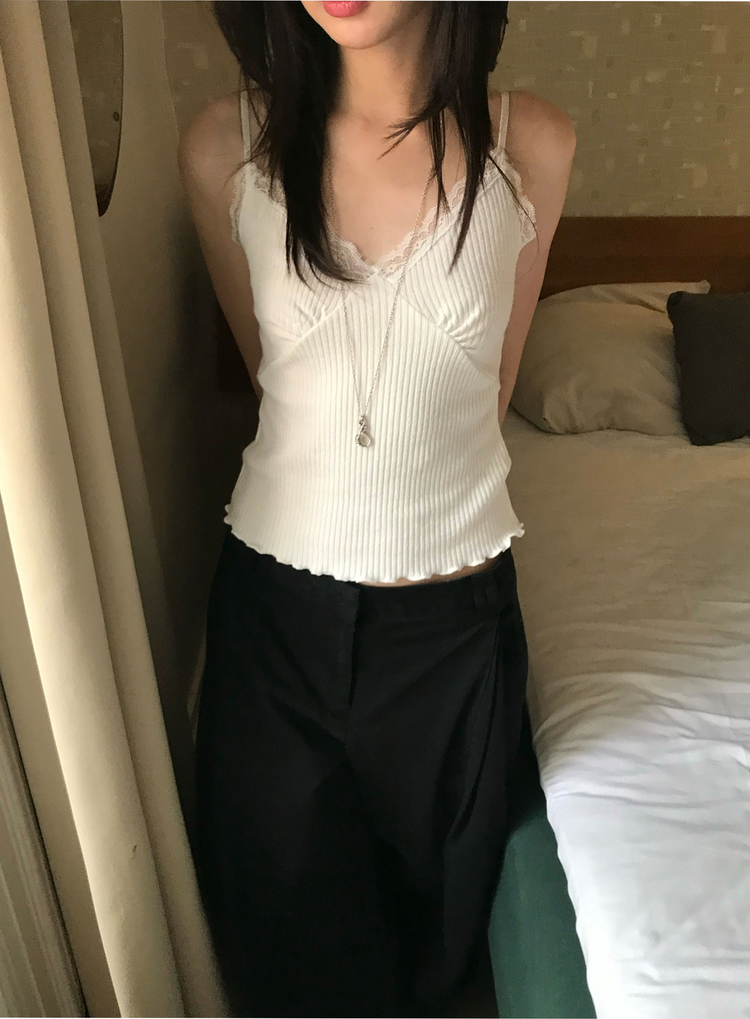 蕾絲邊胸線細節上衣