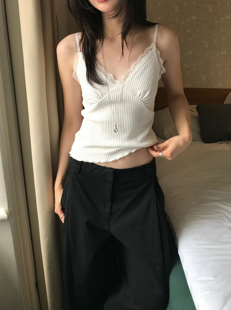 蕾絲邊胸線細節上衣