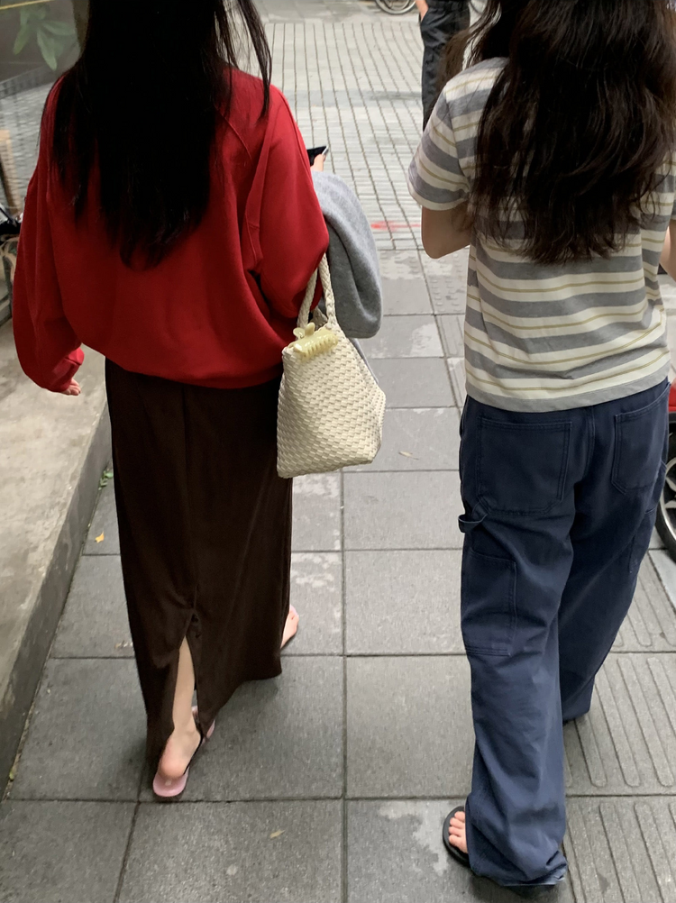 後開叉扣鈕抽繩及踝裙