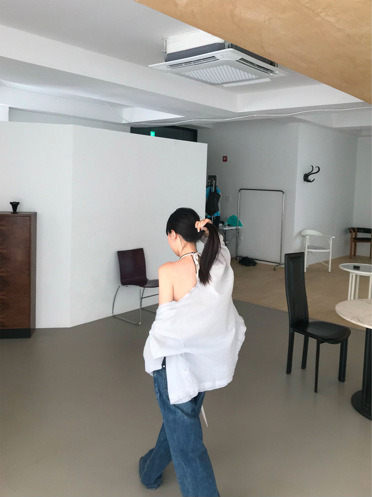 美色鉚釘細節牛仔褲