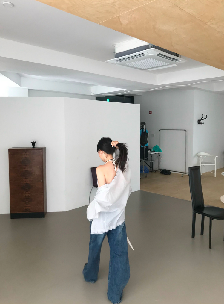 美色鉚釘細節牛仔褲