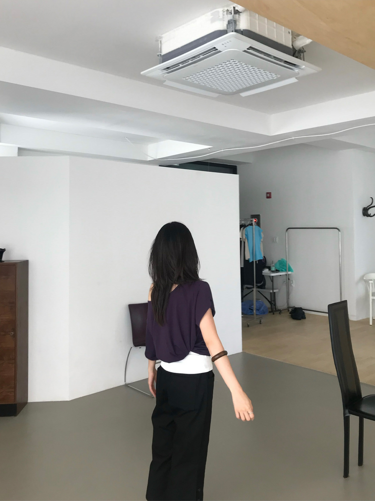 美色側露肩休閒上衣