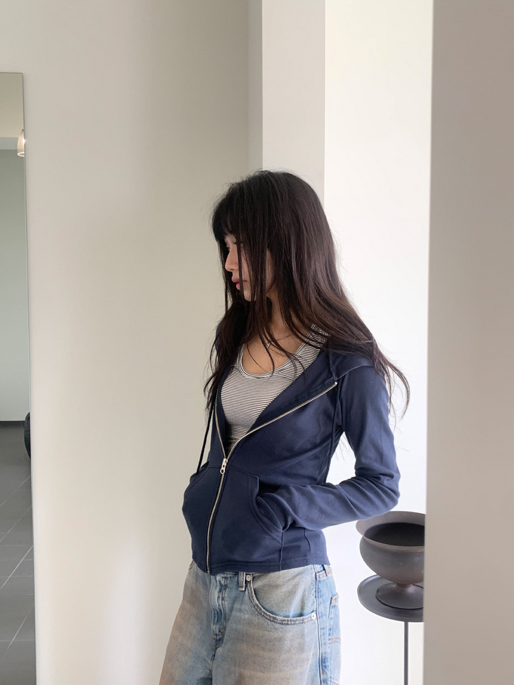 輕薄弧下擺連帽修身外套
