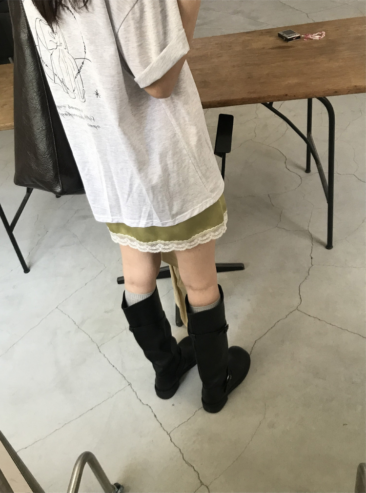光澤感蕾絲邊細節短裙