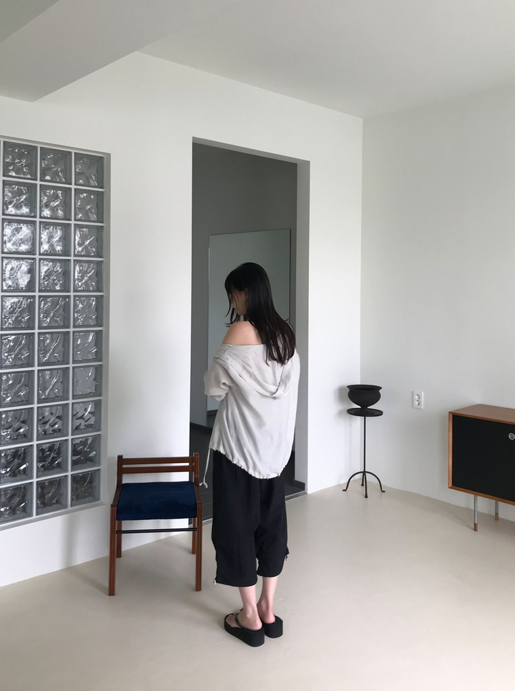 掛脖深V修腰上衣