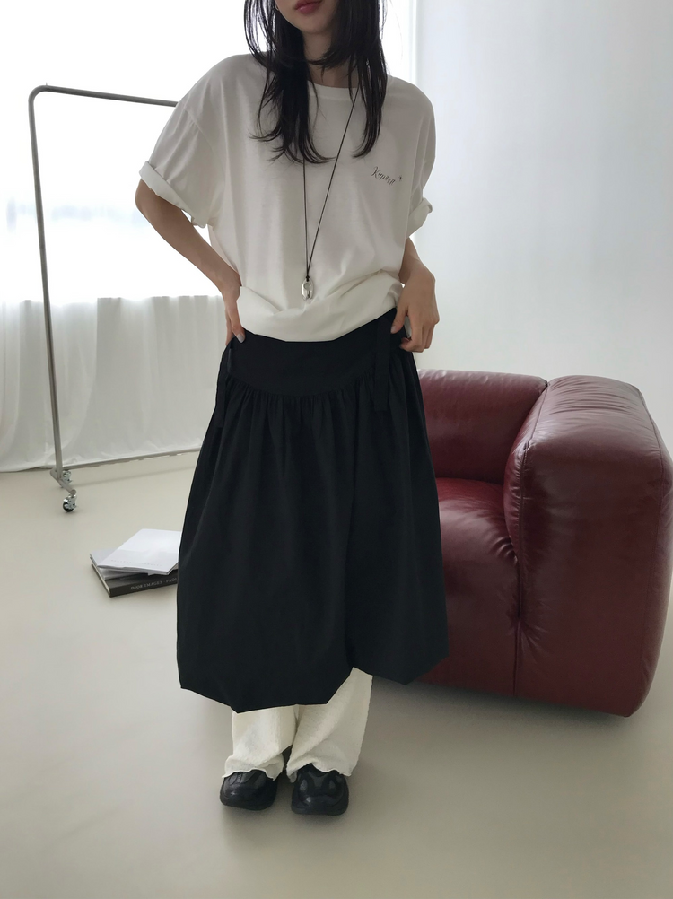 側扣弧壓線細節花苞裙