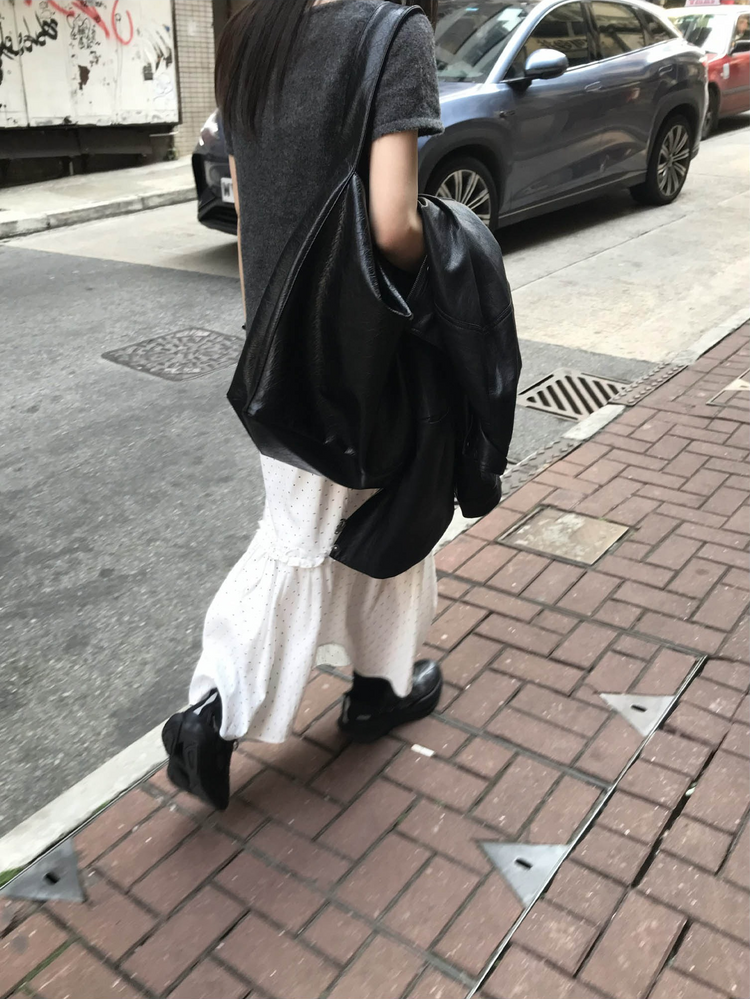 蕾絲邊胸線細節上衣