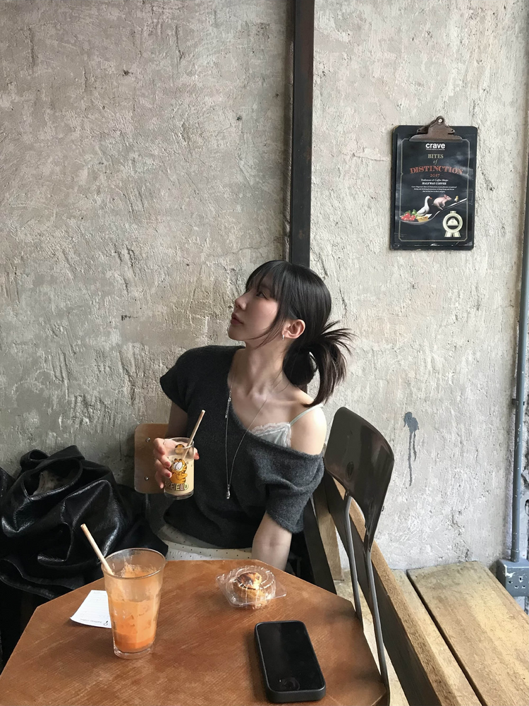 蕾絲邊胸線細節上衣