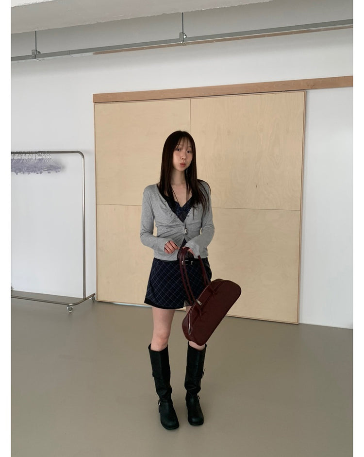 V領排鈕抓皺細節上衣