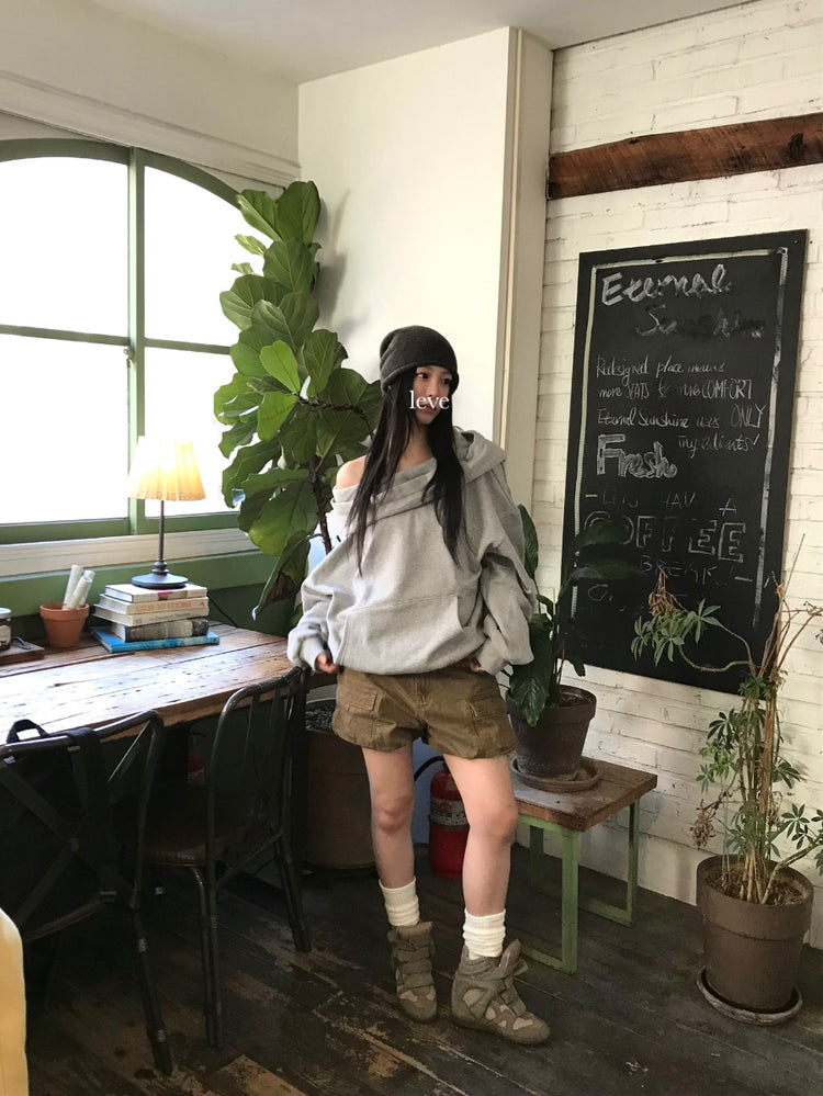 露肩連帽細節寬鬆衛衣