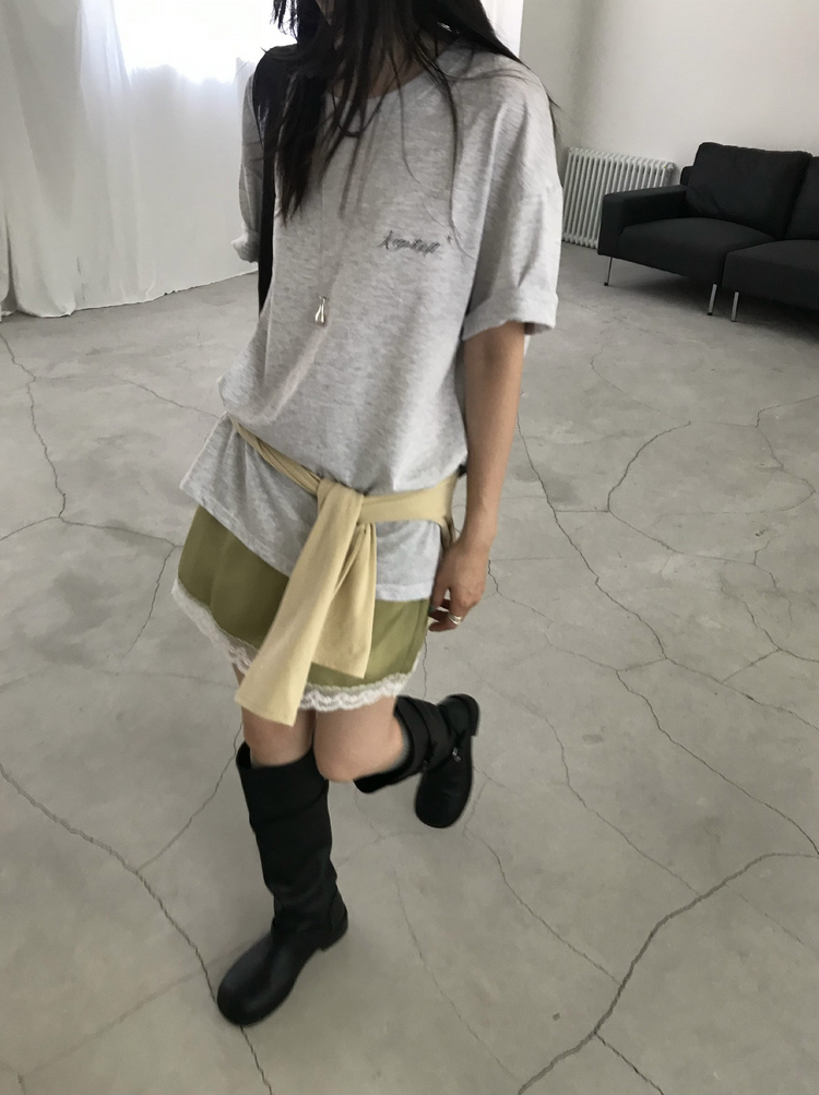光澤感蕾絲邊細節短裙