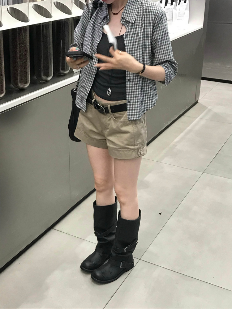 金屬扣工裝細節低腰短褲