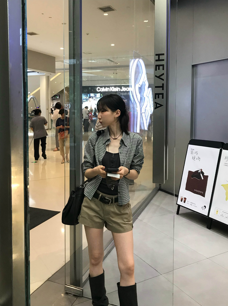 金屬扣工裝細節低腰短褲