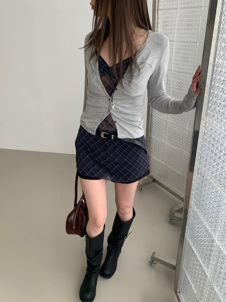 V領排鈕抓皺細節上衣