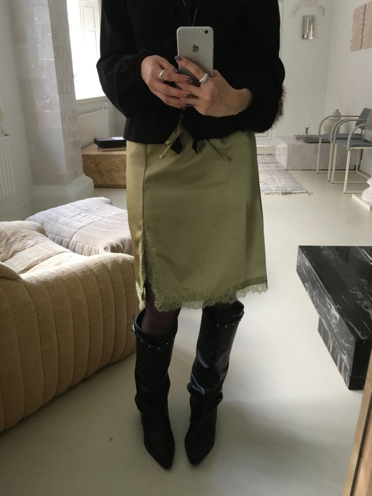 蕾絲邊霧光澤側小開叉半裙