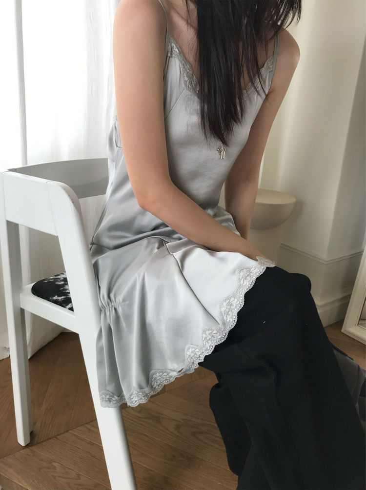 霧光澤蕾絲細節連身裙